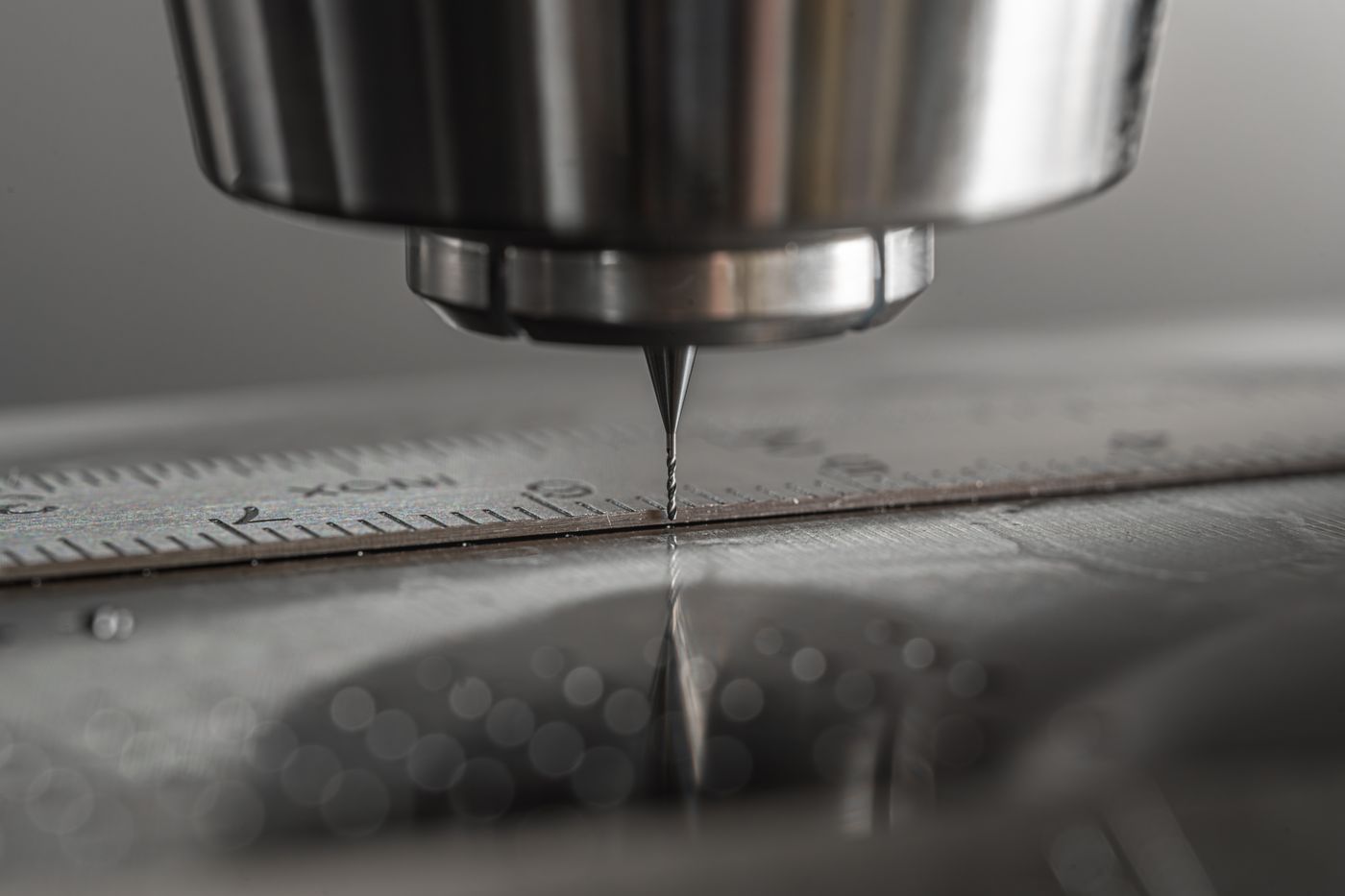 Milling machine machining a metal workpiece