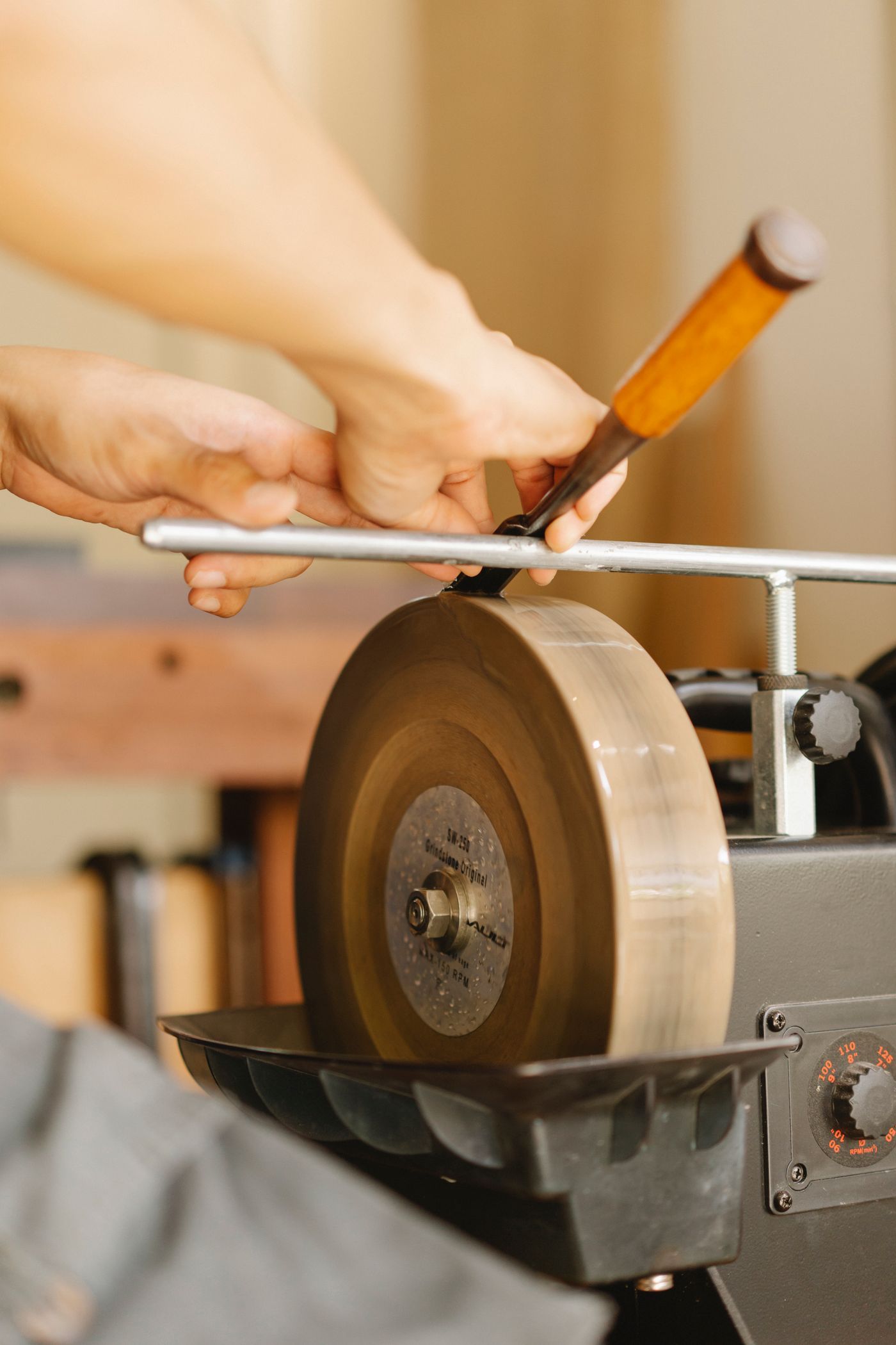 Surface grinding of a flat precision plate